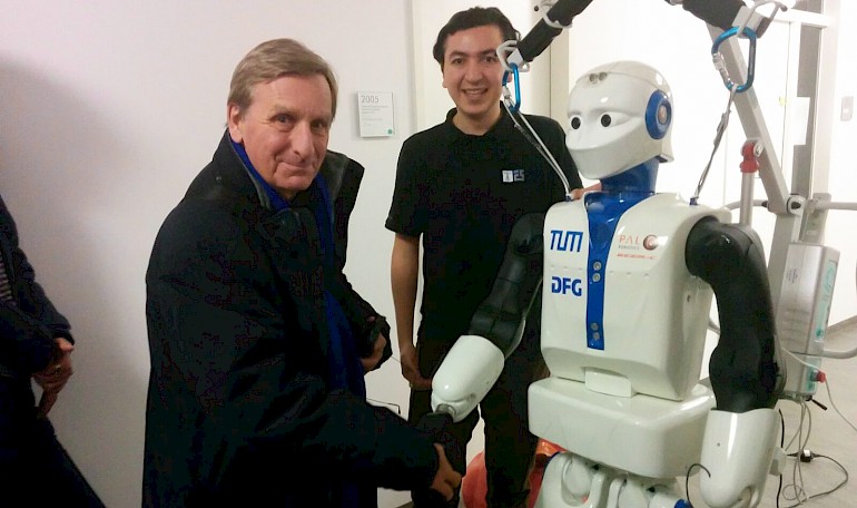 G. Günter Voß mit Roboter Heinz (Foto: Laura Voß)